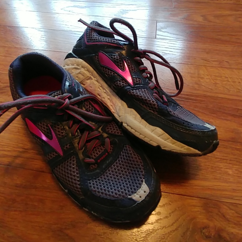 Brooks tennis shoes